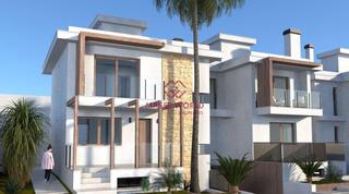 Towny house in Las Lomas de Rame-Bahía Bella. Villa de obra nueva en los alcazares