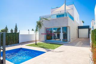 Chalet en Las Lomas de Rame-Bahía Bella. Villas de obra nueva en los alcazares