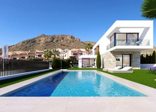 Chalet in Golf Bahía. Residencial de obra nueva de villas independientes en sierra cor