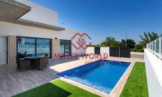Xalet a Daya Nueva. El estilo de vida mediterráneo todo en un nivel