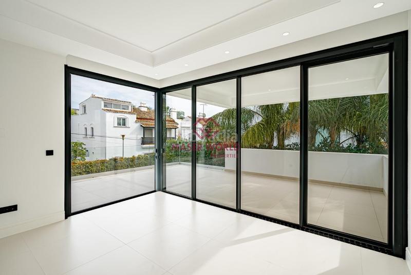 Foto 3ba0aac5-9e29-4b37-aaf2-12b0733d516c. Chalet lujosa villa moderna en venta milla de oro a pasos de la playa en Marbella