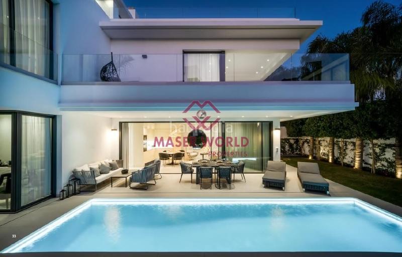 Foto 56c445f0-a886-49b4-a697-4545f369ce6f. Chalet lujosa villa moderna en venta milla de oro a pasos de la playa en Marbella