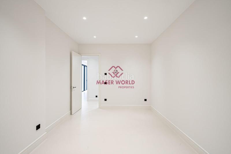Foto be1bc4eb-b3de-40e2-b05e-6e9d9cb113ff. Chalet lujosa villa moderna en venta milla de oro a pasos de la playa en Marbella