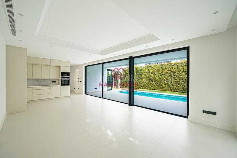 Foto cee9870c-8d9b-4fb5-8567-13a510ec4d2a. Chalet lujosa villa moderna en venta milla de oro a pasos de la playa en Marbella
