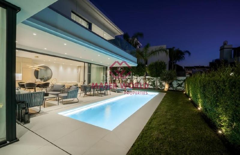 Foto d394d11a-bb13-464e-9209-e6c5ec6e8fd8. Chalet lujosa villa moderna en venta milla de oro a pasos de la playa en Marbella