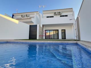Xalet a Los Cuarteros. Villa nueva a estrenar con piscina privada a solo 500 metros de