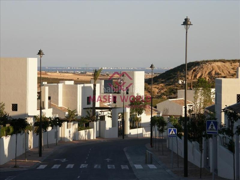 Foto e5648dd4-870a-410e-9ae8-fff44c010f46. Chalet elegantes villas independientes con piscina privada en peraleja golf resort costa cálida en Murcia