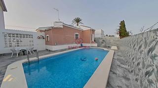 Chalet en Zona Carrefour - Urbanizaciones. Villa independiente con piscina privada y parcela propia en torr