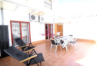 Planta baja en San Pedro del Pinatar. Planta baja única en lo pagán, con amplia terraza, patio privado