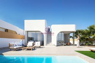 Chalet en Las Lomas de Rame-Bahía Bella. Complejo residencial de nueva construcción en los alcázares, en