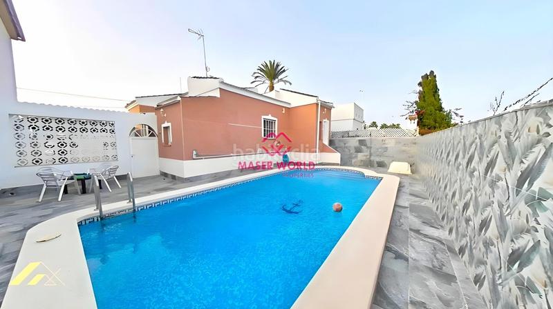 Foto c009e0f4-c6a8-4f6c-b5cd-460de8786c52. Chalet avec chauffage parking piscine dans Zona Carrefour - Urbanizaciones Torrevieja