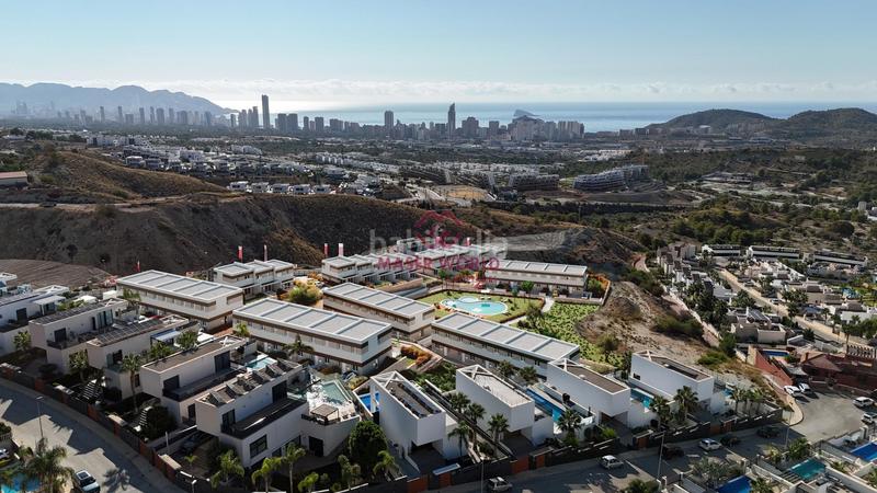 Foto 95aa9b4e-85f4-48fd-b75b-c3e692e00cbd. Casa adossada amb aparcament piscina a balcón de Finestrat-terra marina Finestrat