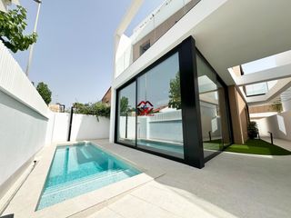 Xalet a Torre de la Horadada. Exclusivas villas de nueva construcción a 300 m de la playa en t