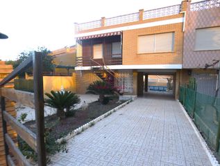 Haus in Los Puertos. Se vende casa tipo dúplex en isla plana