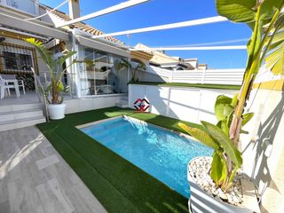 Casa adossada a Pueblo Latino. Dúplex de lujo con piscina privada en torre de la horadada un pa