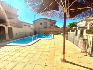 Chalet à Santiago de La Ribera. Corner semidetached villa with direct pool access