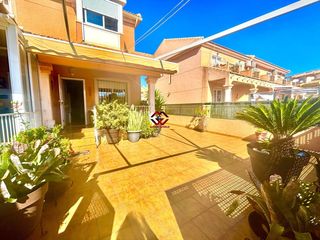 Chalet en Santiago de La Ribera. Exclusivo chalet pareado en esquina con acceso directo a piscina
