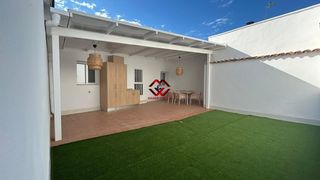 Casa adosada en San Javier. Exclusiva vivienda independiente con piscina privada en el centr