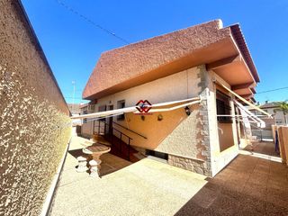 Xalet a Santiago de La Ribera. Chalet independiente de una planta con gran garaje, parcela priv