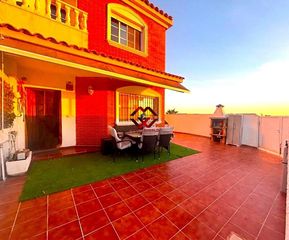 Xalet a Santiago de La Ribera. Se vende chalet reformado en esquina en santiago de la ribera ce