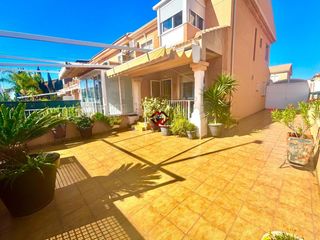 Chalet in Santiago de La Ribera. Se vende chalet pareado en esquina con piscina comunitaria y gar