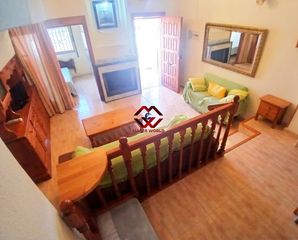 Casa adossada a Los Cuarteros. Amplio dúplex con orientación sur y chimenea cerca de la playa