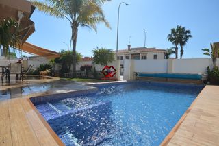 Xalet a Santiago de La Ribera. Casa independiente con piscina y placas solares a 600 metros de