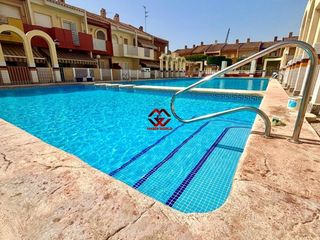 Duplex in Santiago de La Ribera. Se vende adosado reformado con piscina comunitaria y garaje cerc
