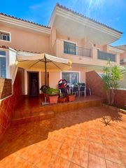 Xalet a Roda. Se vende amplio dúplex de 119 m2 amueblado con patio y terraza c