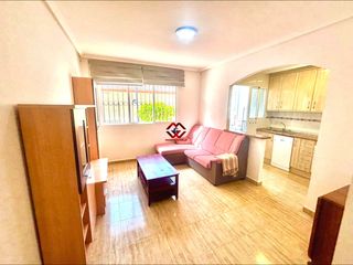 Apartament a Santiago de La Ribera. Se vende elegante planta baja con amplio patio y trastero cerca