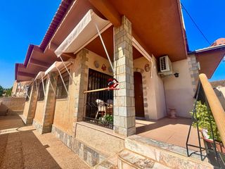 Chalet in Santiago de La Ribera. Se vende amplio chalet independiente de una sola planta con gran