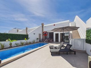 Chalet in Santiago de La Ribera. Se vende espectacular villa independiente moderna amueblada cerc
