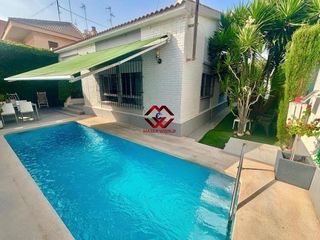 Chalet in Santiago de La Ribera. Se vende chalet independiente de una sola planta con piscina pri