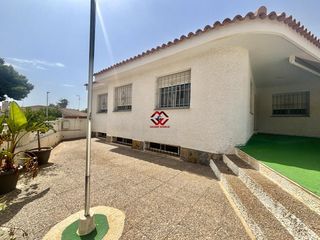 Chalet in San Javier. Se vende amplio chalet en esquina de una planta con gran sótano