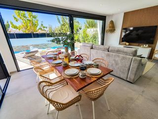 Chalet à Santiago de La Ribera. Espectacular villa de lujo con piscina climatizada, jacuzzi y so