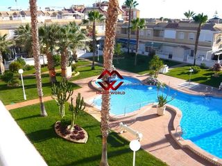 Apartament a Centro. Se vende planta baja reformada con gran terraza y piscina en los