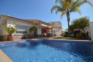 Chalet en Santiago de La Ribera. Se vende casa reformada con piscina y placas solares cerca de la