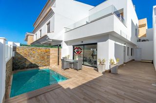 Casa pareada en San Pedro del Pinatar. Se vende villa independiente con piscina, solárium y cocina de v