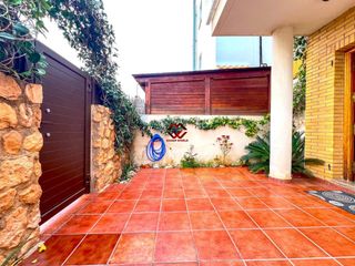 Duplex in Santiago de La Ribera. Se vende dúplex con terraza y porche cerca de la playa en santia