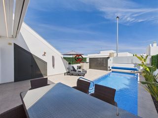 Chalet en Santiago de La Ribera. Villa independiente de reciente construcción a cinco minutos de