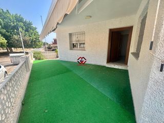 Xalet a San Javier. Chalet en esquina de una planta con gran sótano en san javier