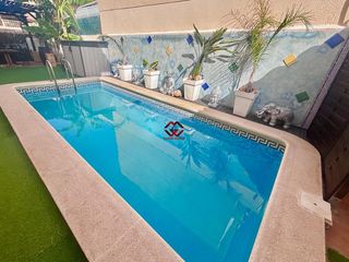 Casa adossada a Santiago de La Ribera. Chalet pareado con gran parcela y piscina privada en santiago de