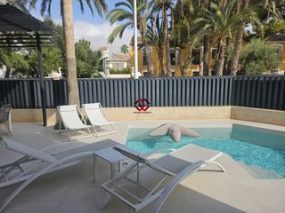 Chalet à Santiago de La Ribera. Villa de lujo de 4 dormitorios con piscina privada y solárium en