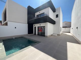 Xalet a Heredades. Chalet independiente de diseño con piscina privada y jardín en h