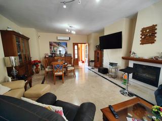 Xalet a Almensilla. Magnífico chalet listo para habitar con acceso directo a la auto