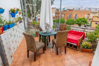 Casa adossada a Camas. Estupenda casa en camas totalmente reformada de 2 plantas, tiene