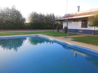 Chalet à Brenes. Esta encantadora casa chalet independiente y de una sola planta