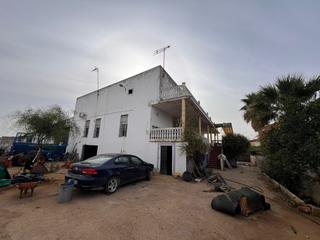 Xalet a Marchena. Descubre esta impresionante propiedad situada en una generosa pa