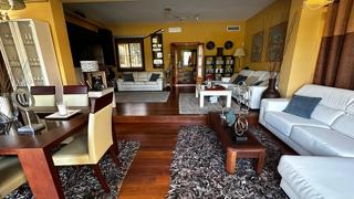Chalet à Ramal de Espartinas. Magnífico chalet en una sola planta, con salón comedor con chime