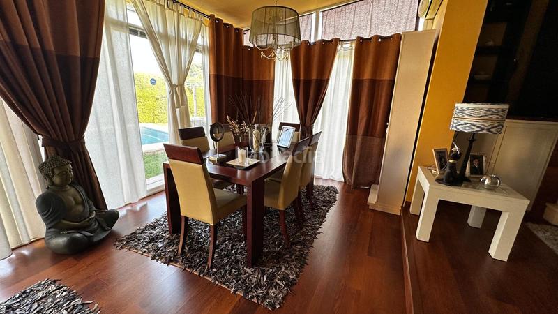 Foto 00f3f13c-f79c-4783-a03a-d71fc7b2d44f. Chalet magnífico chalet en una sola planta, con salón comedor con chimenea, salón solarium, 4 dormitorios con armarios empotrados, el dor en Espartinas